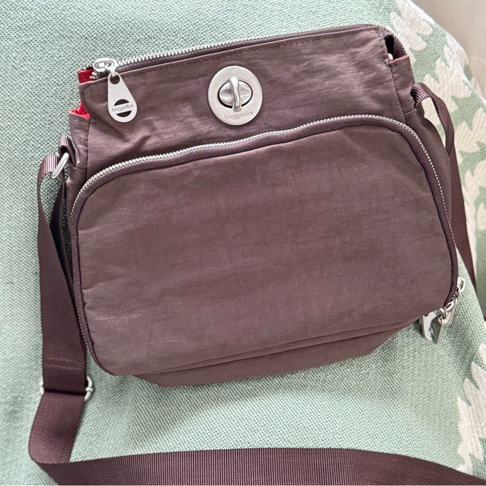 Baggallini Brown Calais Crossbody with contrasting inners and swivel turn-lock. - Picture 9 of 12